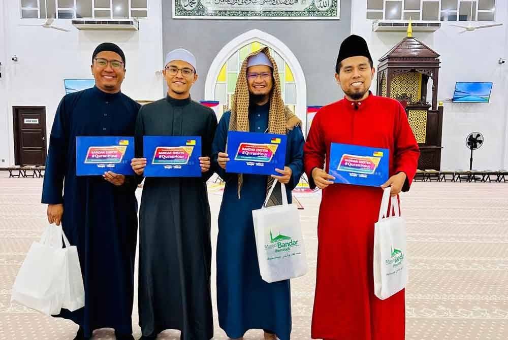 Ustaz Nasrul (kiri) bersama tetamu yang hadir.