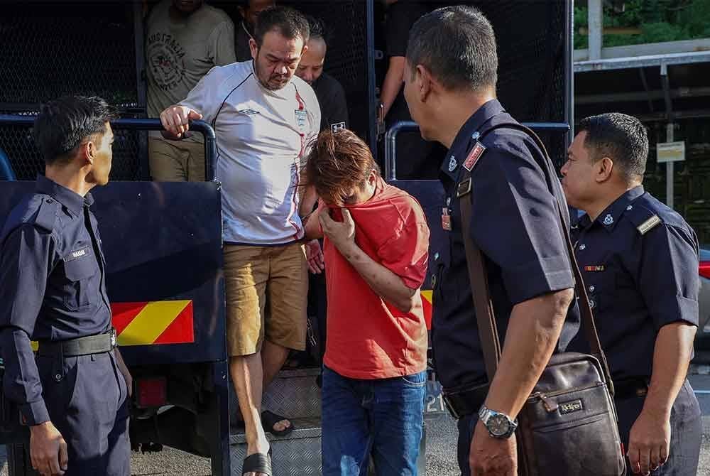 Ketiga-tiga tertuduh turut berdepan pertuduhan lain secara berasingan di Mahkamah Majistret Johor Bahru. Foto Bernama