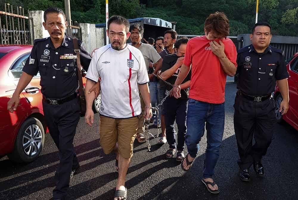 Tiga ahli 'Geng Atan' mengaku tidak bersalah di Mahkamah Majistret Johor Bahru pada Jumaat atas pertuduhan melakukan pecah rumah dengan niat mencuri, bulan lepas. Bernama