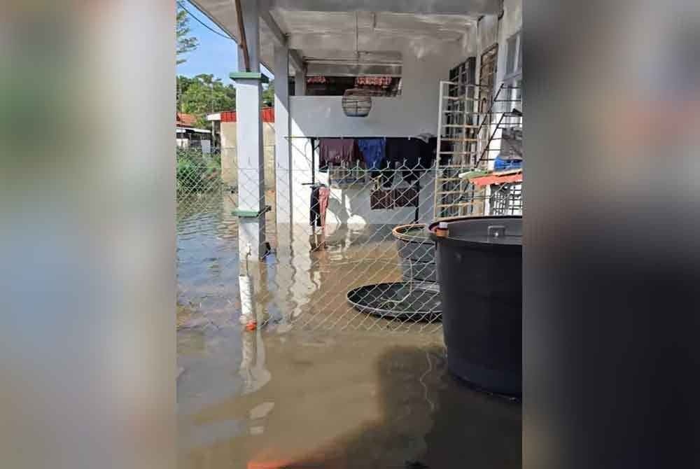 Limpahan air laut pasang ke rumah penduduk selepas jalan runtuh.