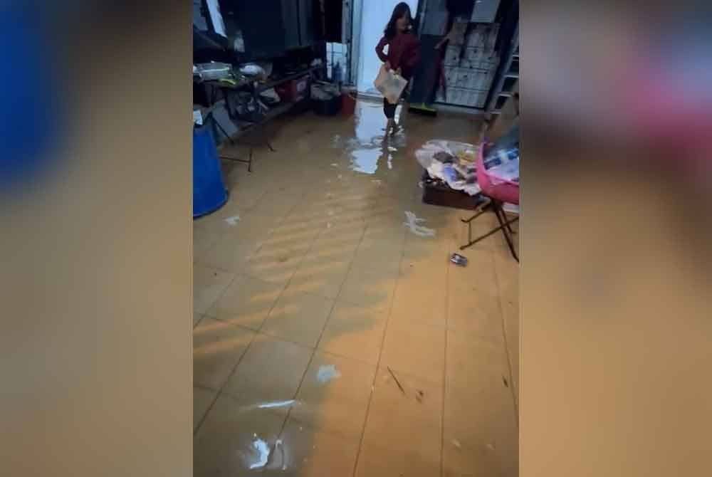 Barangan rumah penduduk yang tenggelam kerana air memasuki kawasan rumah.