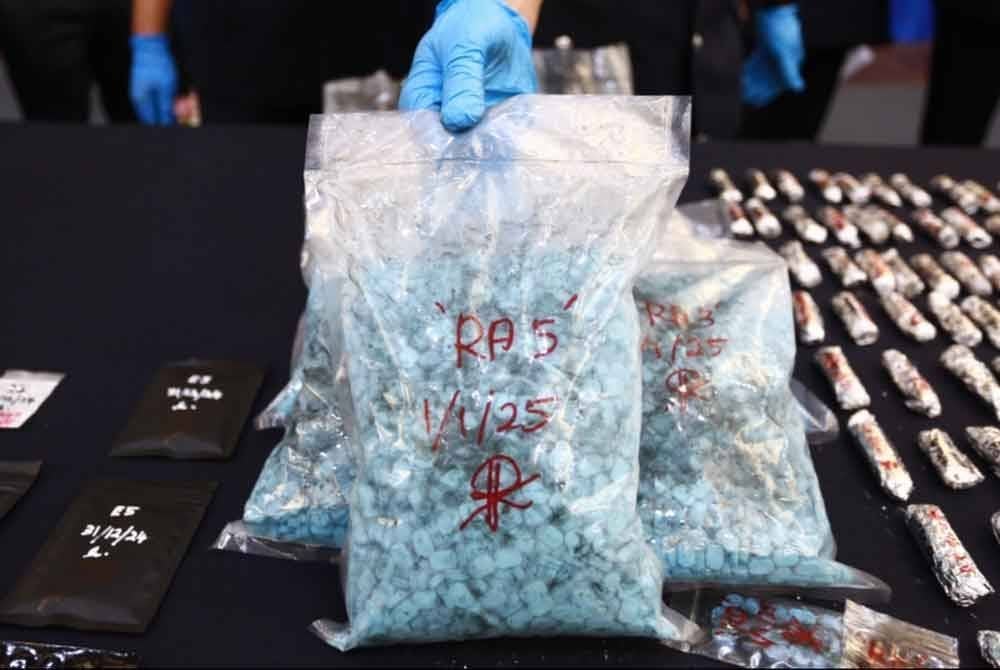 Antara rampasan dadah susulan serbuan dua rumah di Klang dan Setia Alam, Selasa lalu.