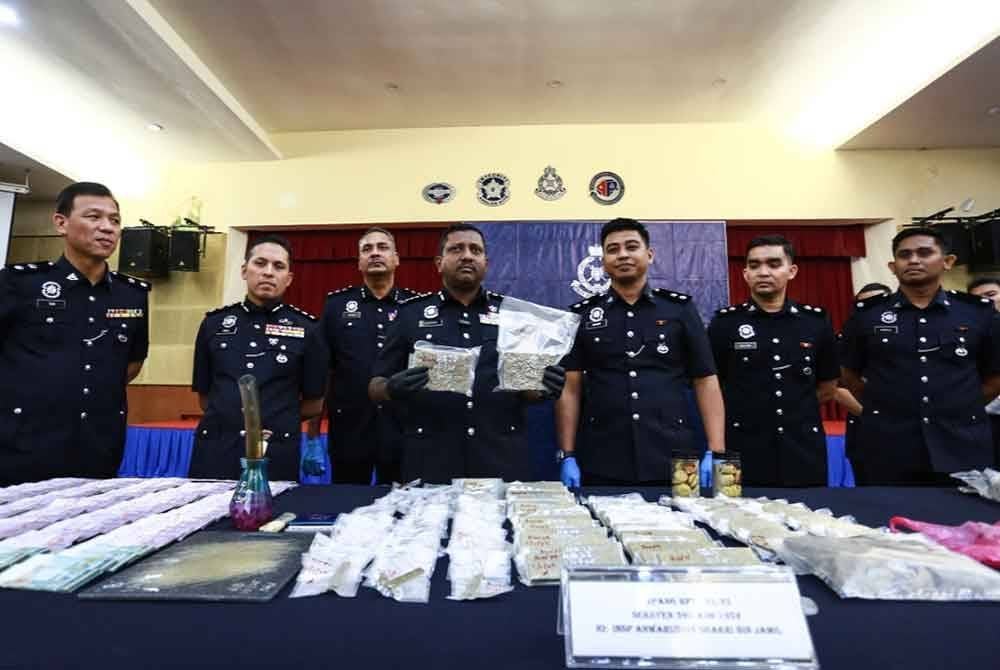 Hussein (tengah) menunjukkan ganja yang dirampas susulan tangkapan empat individu di Setia Alam dan Ampang, Selasa lalu.