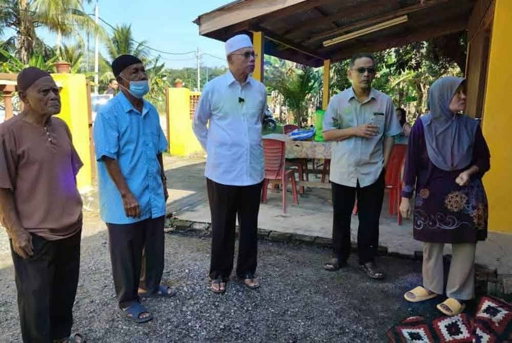 Ahli Dewan Undangan Negeri Kupang, Datuk Najmi Ahmad (tengah) meninjau kebakaran yang berlaku di Kampung Hangus, Kupang, Baling awal pagi Khamis.