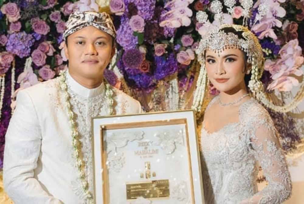 Rizky dan Mahalini ketika majlis perkahwinan mereka tahun lalu