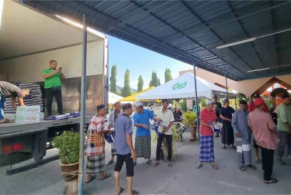 Jemaah Masjid Jamek Beseri bergotong-royong membuat persediaan program Jelajah Sinar Untuk Rakyat.
