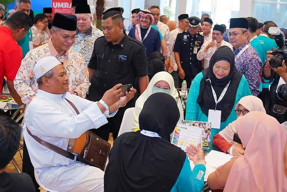 Karnival Haji, Umrah dan Pelancongan KHUP PJH di Movenpick Hotel & Convention Centre yang berlangsung pada Jumaat diserbu pengunjung bagi mendapatkan pakej haji dan umrah serta pelancongan ditawarkan PJH.