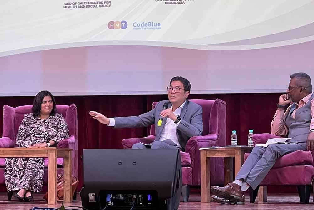 Tze Tzin (tengah) sebagai panelis sesi dialog 'Kesihatan untuk siapa: Implikasi peningkatan kos perubatan terhadap sistem kesihatan negara' yang diadakan di Universiti Malaya (UM) pada Jumaat.