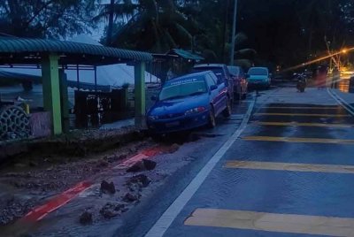 Penduduk yang mengalihkan kenderaan bimbang terjejas air laut pasang.