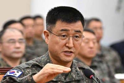 Park yang bertugas sebagai komander undang-undang tentera didakwa di bawah tahanan atas tuduhan pemberontakan dan penyalahgunaan kuasa, menurut pihak pendakwaan. Foto Agensi