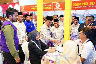 Mohd Na'im melawat reruai pempamer pada KHUP PJH di Movenpick Hotel & Convention Centre pada Jumaat.