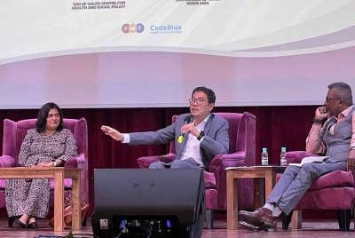 Tze Tzin (tengah) sebagai panelis sesi dialog 'Kesihatan untuk siapa: Implikasi peningkatan kos perubatan terhadap sistem kesihatan negara' yang diadakan di Universiti Malaya (UM) pada Jumaat.