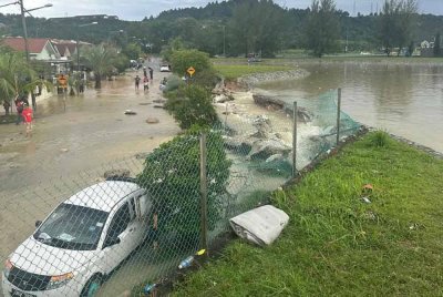 Tangkap layar sebuah video tular memaparkan kejadian banjir di Taman Sri Alam, Puncak Alam, Selangor selepas benteng takungan air pecah pada Ahad.