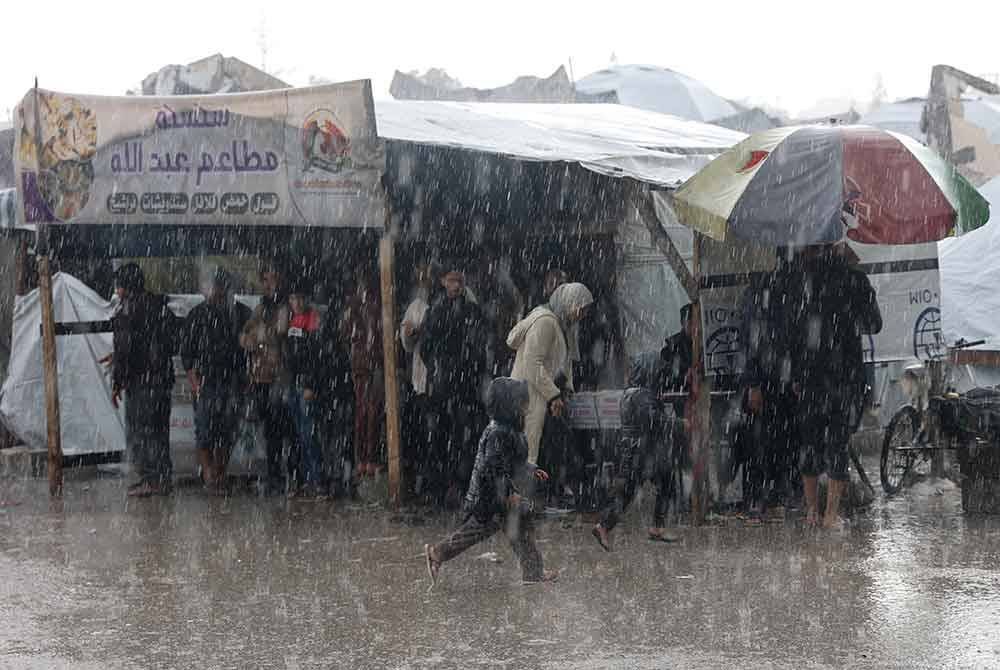 Cuaca buruk menambah lagi penderitaan penduduk Palestin di Bandar Gaza.