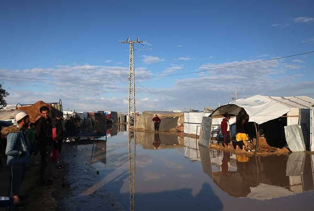 Keadaan sekitar 'bandar khemah' ditenggelami banjir susulan hujan lebat berterusan.