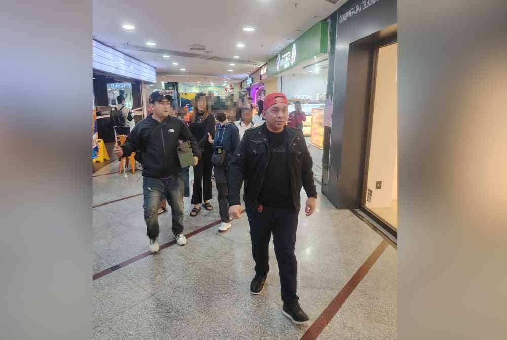 Antara warga asing yang ditahan menerusi Op Kutip di sebuah pusat beli-belah di Ampang pada Jumaat.