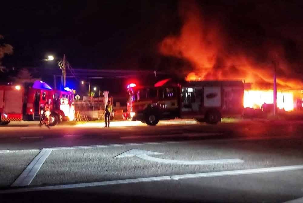 Anggota BBP Kuantan dibantu BBP Taman Tas dan Peramu terlibat dalam operasi pemadaman di tempat kejadian. Foto ihsan JBPM