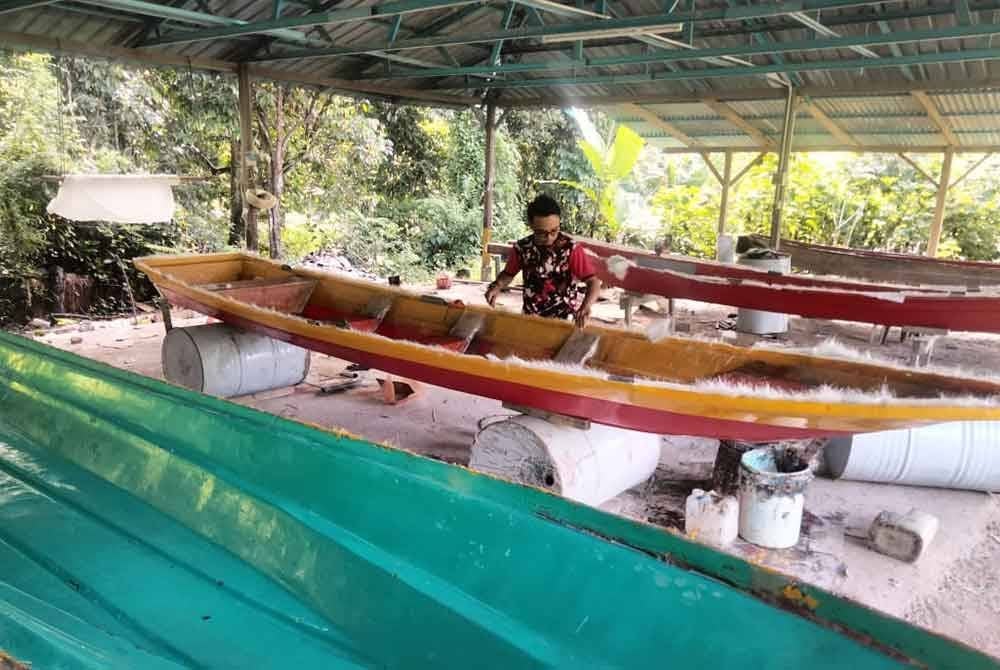 Muhammad Bahri memeriksa bot yang ditempah pelanggan.