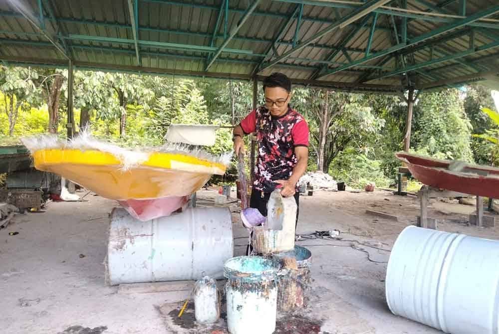 Resin antara bahan penting dalam pembuatan bot.