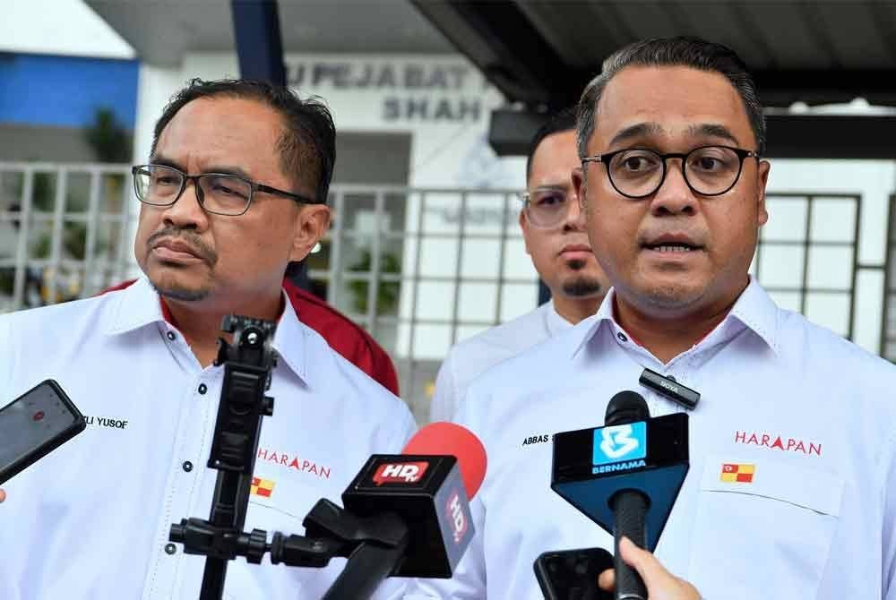Azli (kiri) bersama Abbas Salimi (kanan) semasa sidang media selepas membuat laporan polis di Balai Polis Seksyen 9 Shah Alam pada Sabtu. Foto Bernama