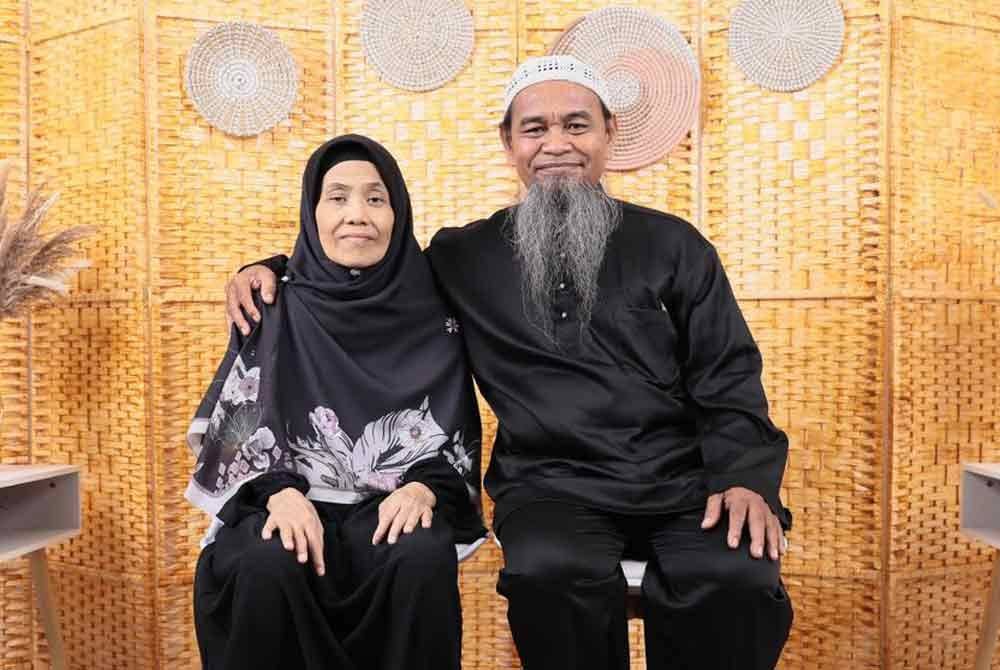 Abdul Rashid (kanan) setia menjaga isterinya Che Aminah yang menghidap kencing manis sejak 10 tahun lalu.