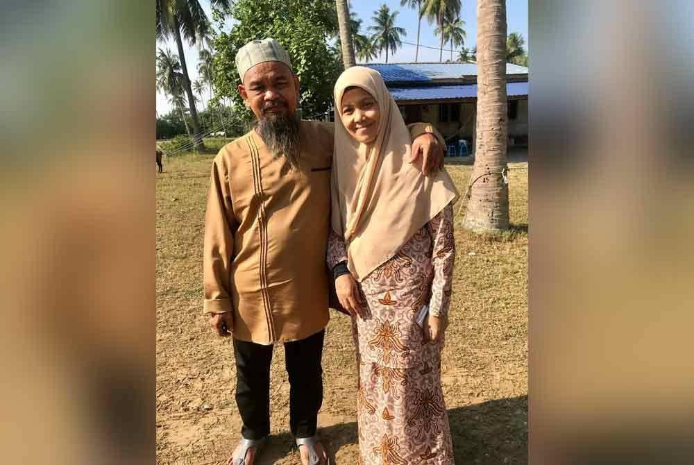 Pasangan bahagia, Abdul Rashid (kiri) dan isterinya Che Aminah (kanan).