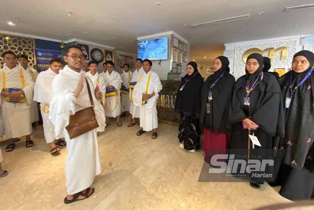 Mutawif, Ahmad Junaidi Omar (hadapan) memberi penerangan kepada peserta Program Umrah Percuma Anak Muda Jati Kelantan sebelum mereka melakukan umrah.