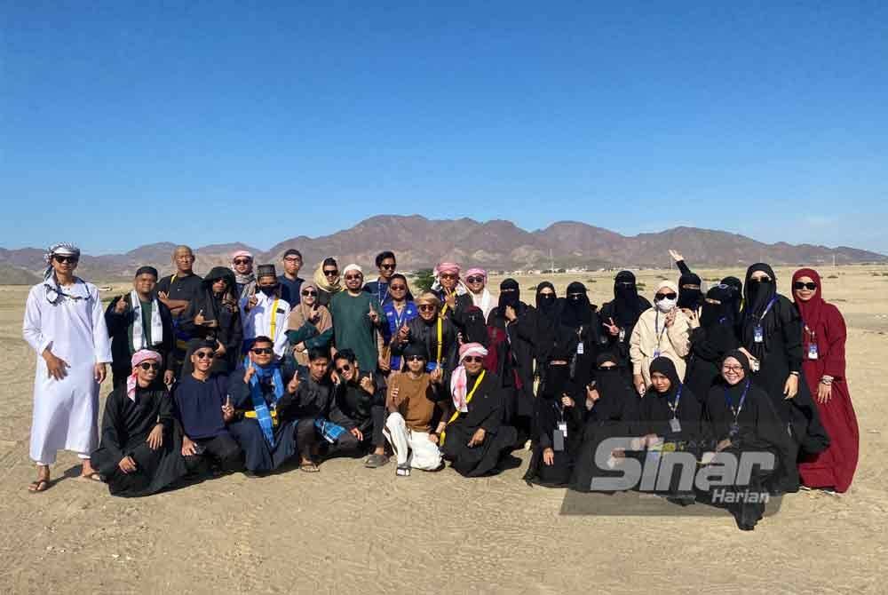 Peserta Program Umrah Percuma Anak Muda Jati Kelantan semasa lawatan ke ladang unta.