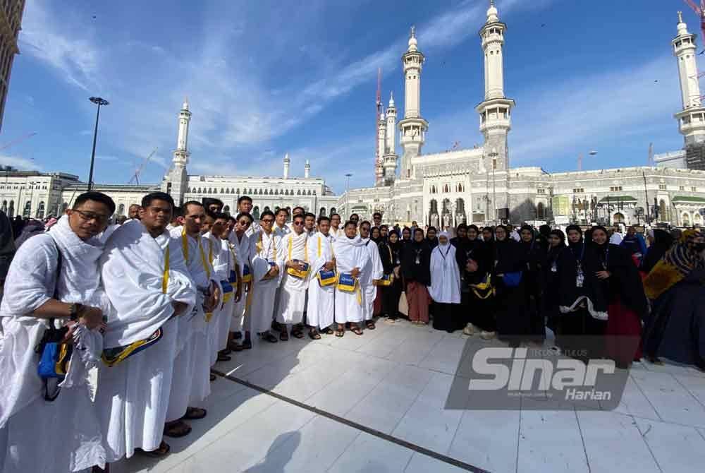 Peserta Program Umrah Percuma Anak Muda Jati Kelantan bergambar kenangan di hadapan Masjidil Haram.