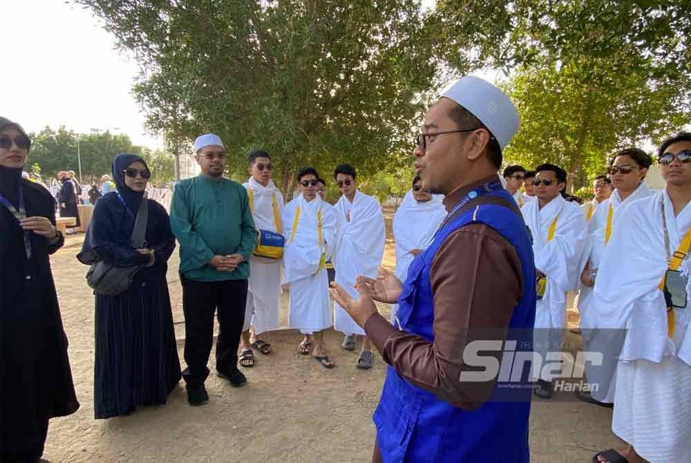 Mutawif, Ahmad Junaidi Omar (tengah) memberi penerangan kepada peserta semasa ziarah di Jabal Rahmah, Makkah.