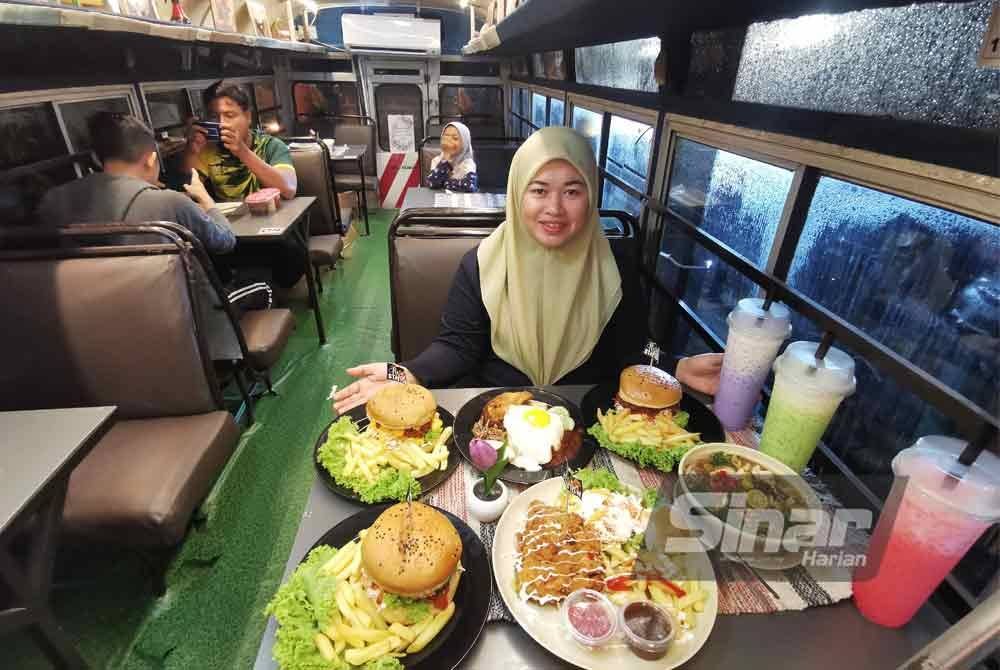 Norjanah menunjukkan antara menu istimewa yang disediakan si RR Station yang beroperasi di Stesen Bas Lama Kuala Berang, Hulu Terengganu.