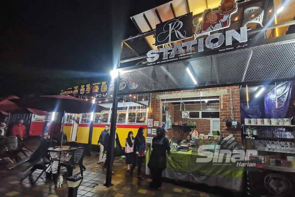 Antara pelanggan yang mengunjungi RR Station di Kuala Berang, Hulu Terengganu.