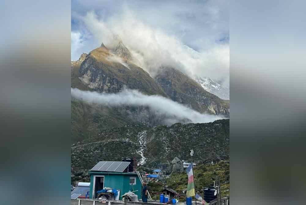 Kyanjin Gompa di kaki gunung-gunung bersalji.