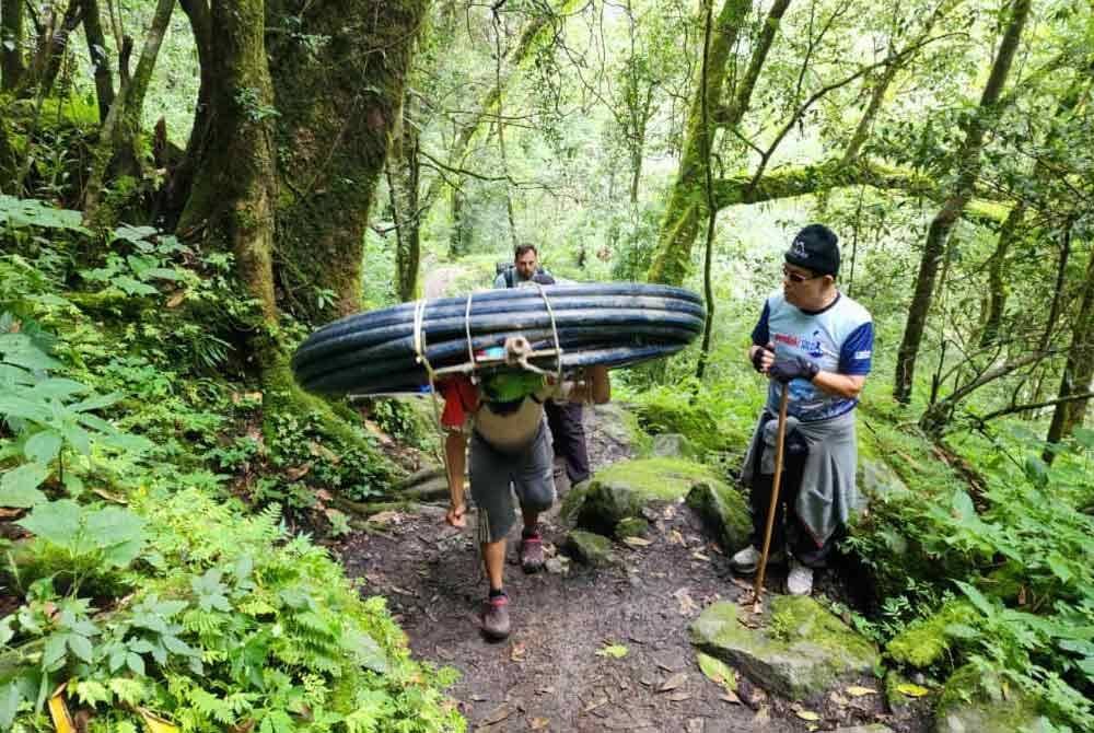 Barang berat dibawa naik ke gunung.