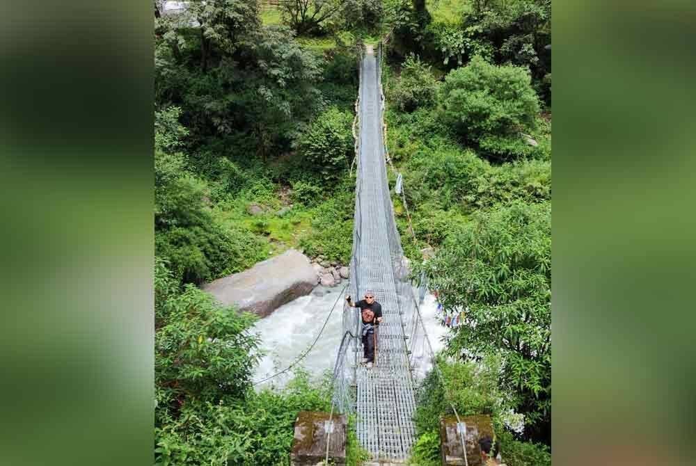 Jambatan gantung yang menyeberangi Sungai Langtang.
