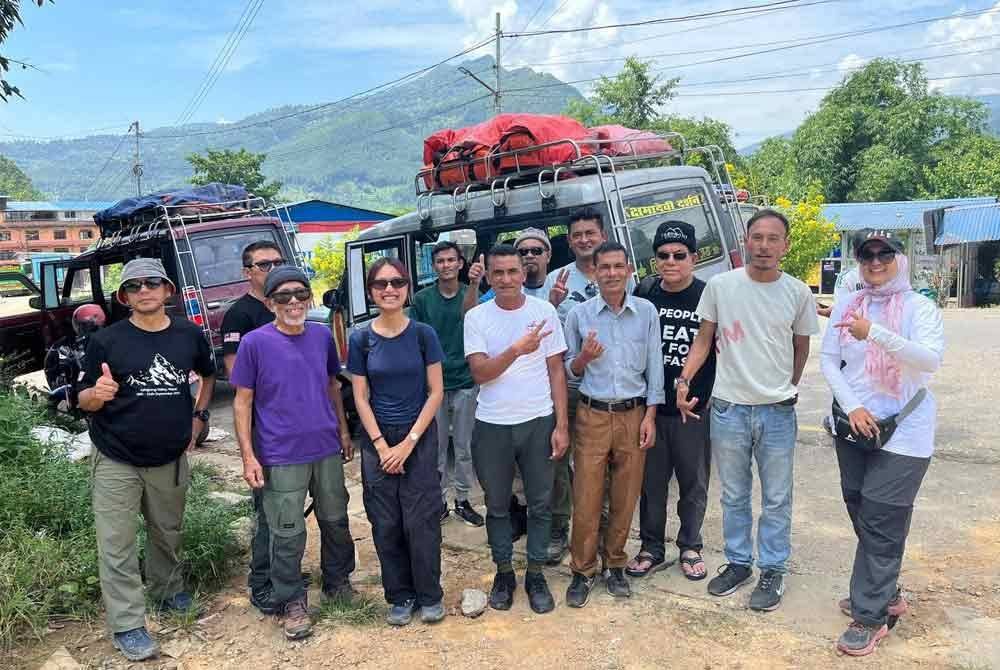 Rombongan yang terdiri daripada 10 pendaki bersama malim di Syabrubesi.