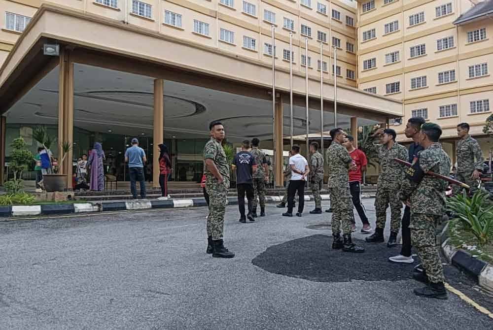 Anggota Angkatan Tentera Malaysia mengawal keadaan di lokasi kejadian.
