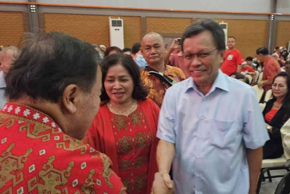 Mohd Shafie beramah mesra dengan orang ramai yang hadir pada majlis sambutan Krismas dan Tahun Baharu di Kapayan, Kota Kinabalu.