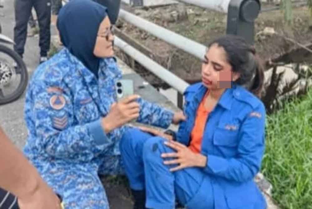 Anggota APM cedera melanggar sebuah kren di Jalan Garuda, Batu 9 Kebun Baru, Telok Panglima Garang pada Sabtu.