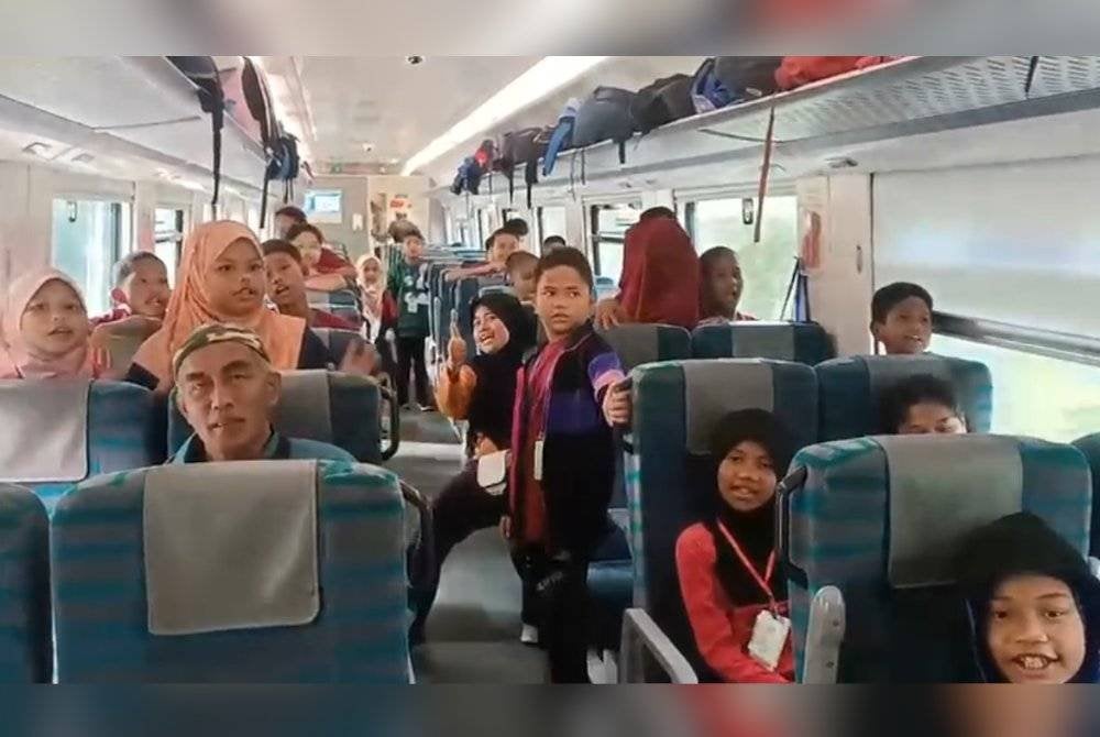 Murid Orang Asli yang menaiki kereta api untuk membeli-belah uniform sekolah.