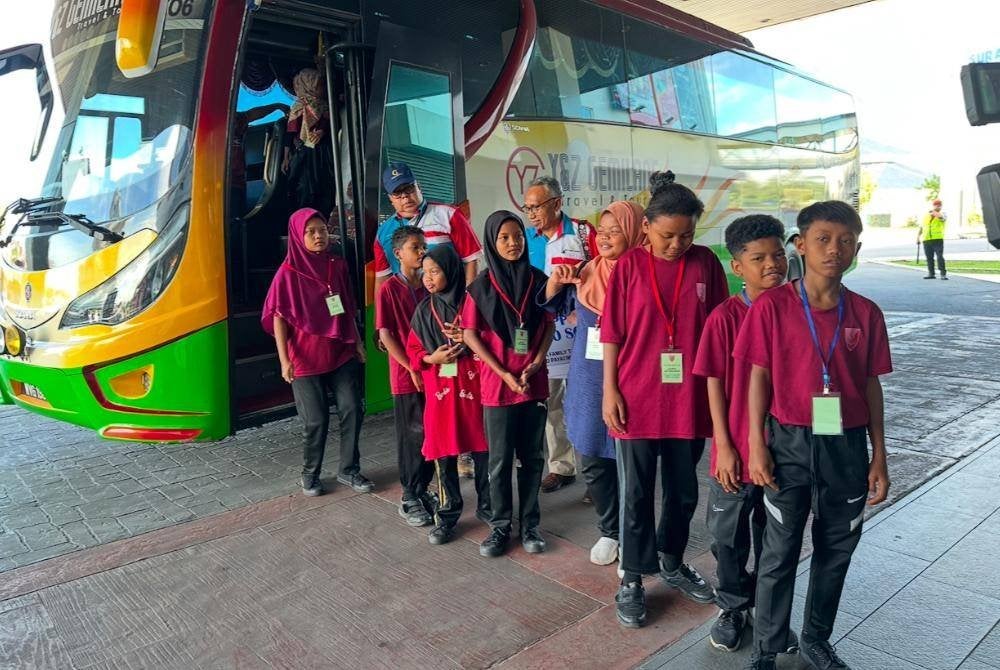 Murid Orang Asli Gua Musang yang tiba di Tunjong di Kota Bharu pada Ahad.