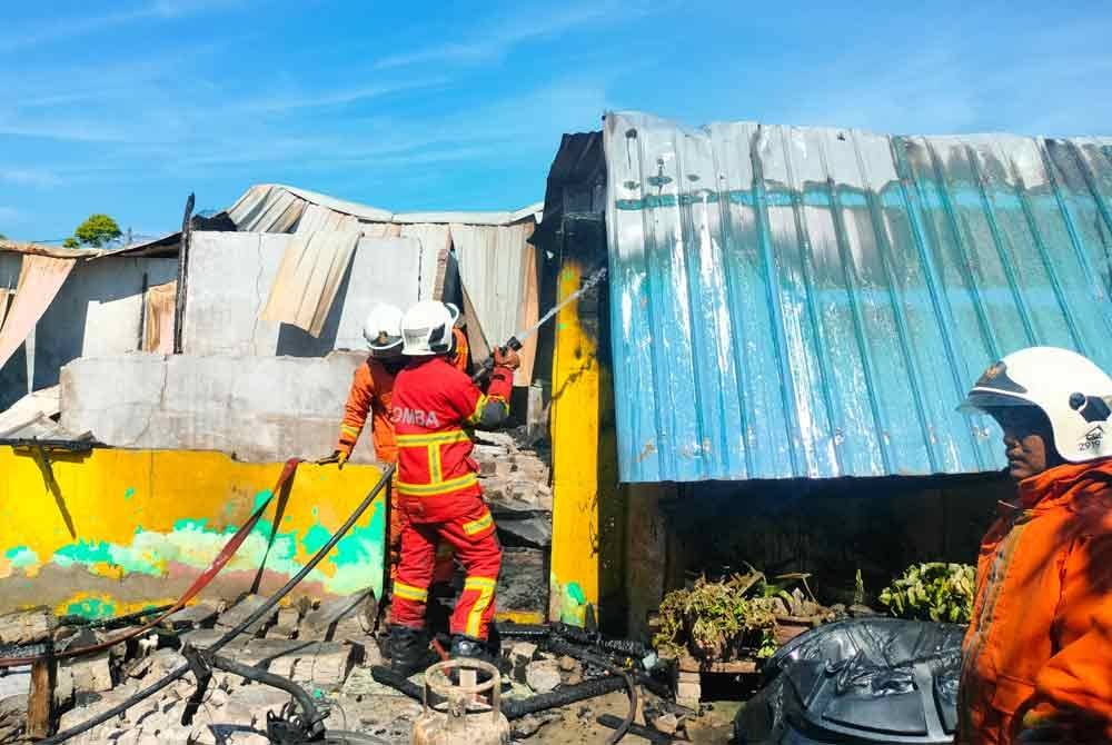 Anggota Bomba dan Penyelamat memadam kebakaran di Tanjung Dawai, Kedah.