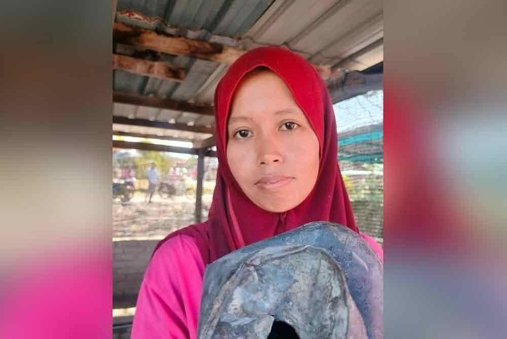 Julaili menunjukkan tabung miliknya dan wang yang disimpan semuanya hangus.