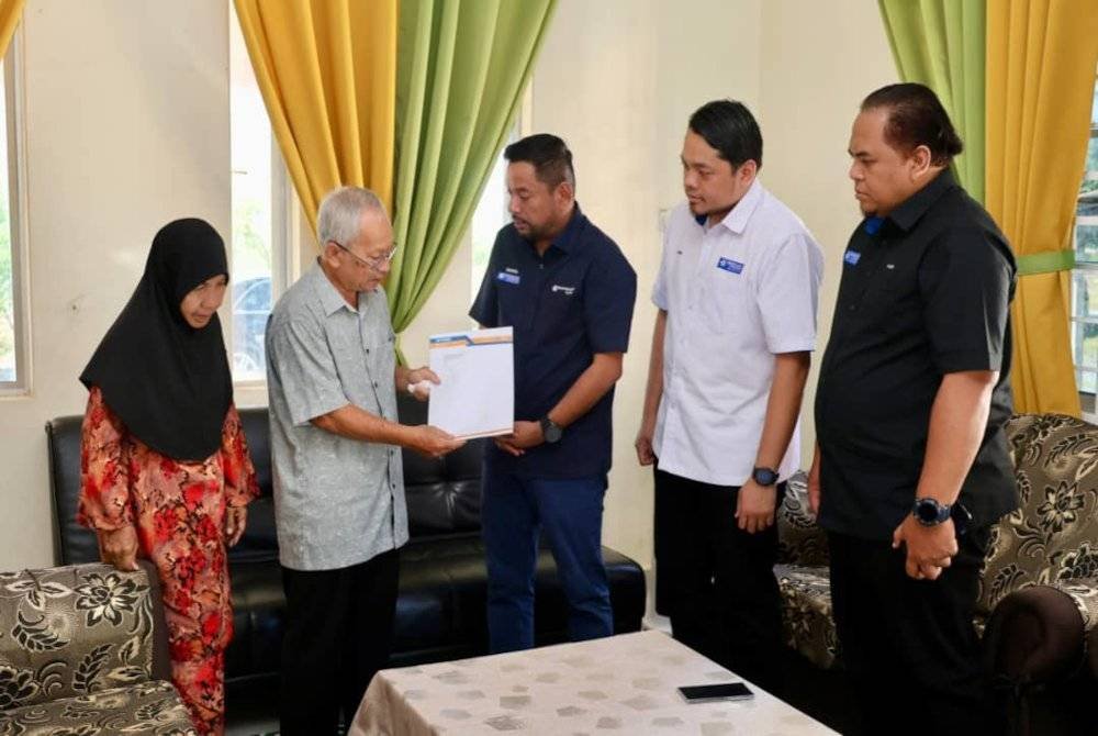 Saiful (tiga dari kanan) menghulurkan bantuan kepada bapa Aidafatini, AB Hamid (dua dari kiri).