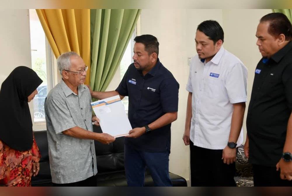 Syaiful (tiga dari kanan) menghulurkan bantuan kepada bapa Aidafatini, AB Hamid (dua dari kiri).