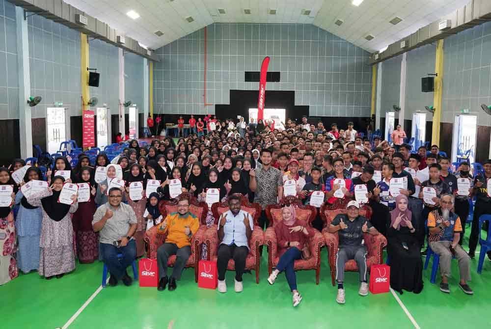 Ketua Pegawai Eksekutif Kumpulan Sinar Harian, Farah Hussamuddin dan Pengurus Jabatan Program Yayasan Bank Rakyat, Muhammad Khalil Kader Mydin bergambar bersama pelajar-pelajar selepas selesai cermah motivasi pada Ceramah Motivasi Jelajah Potensi Diri di Program Jelajah Sinar Untuk Rakyat yang diadakan di IKM Beseri pada Ahad.