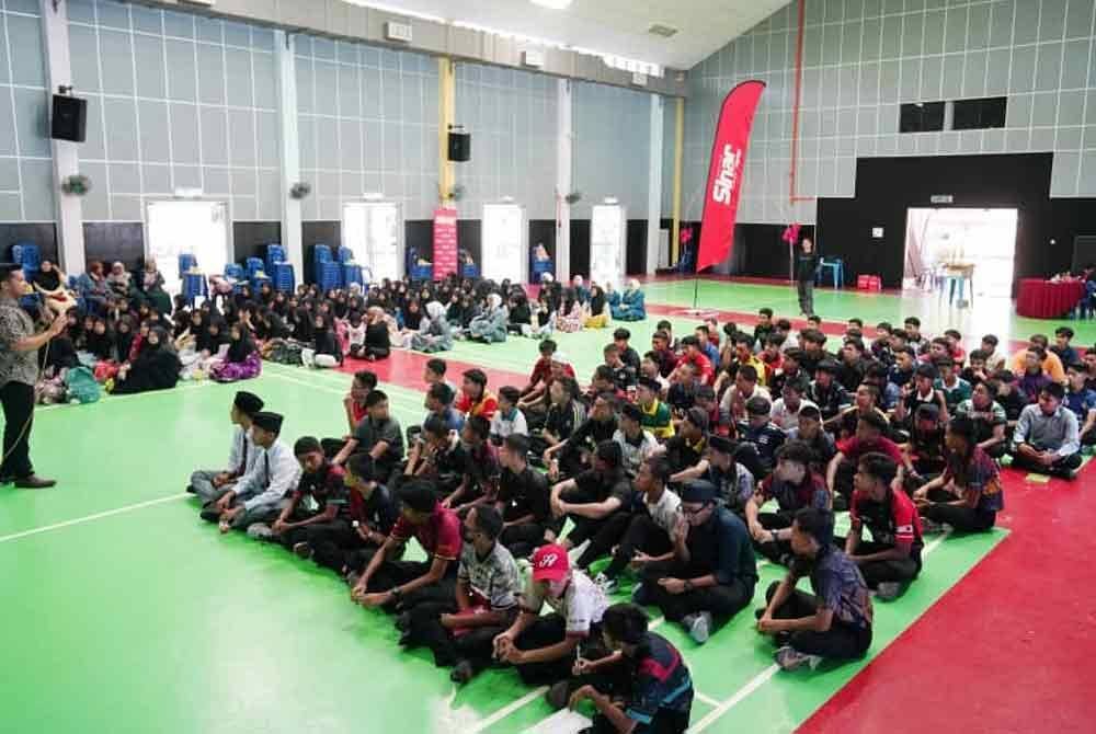 Farhaan semasa mengendalikan Ceramah Motivasi Jelajah Pontensi Diri sempena Jelajah Sinar Untuk Rakyat di IKM Beseri pada Ahad.