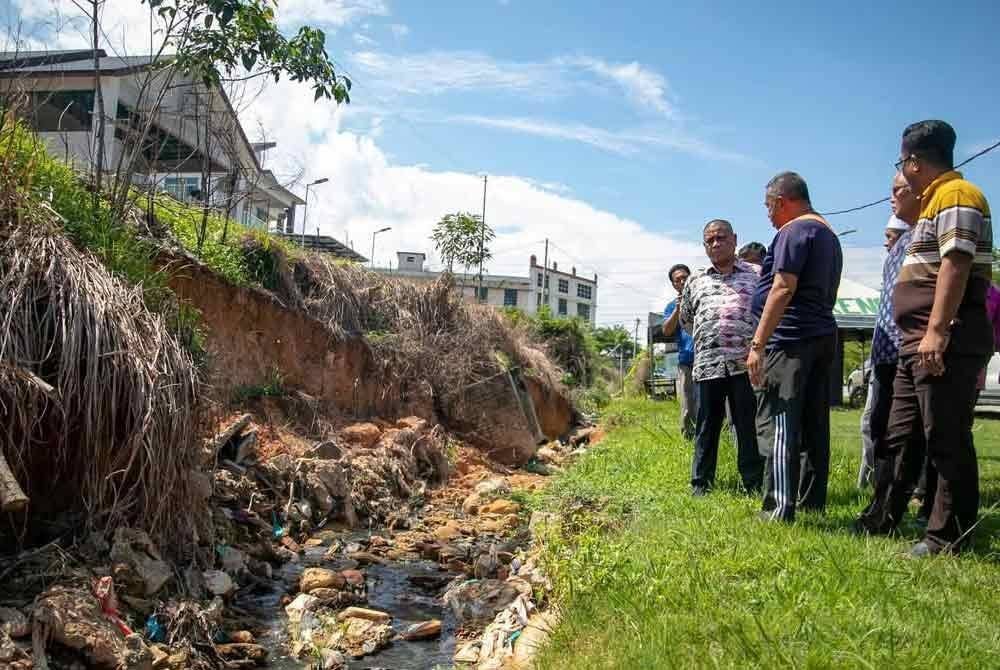 Saarani sempat meninjau keadaan tanah rebak yang berlaku berhampiran jalan utama di Jalan Puncak Bougainvillea dekat Lubok Merbau pada Sabtu. Foto: Facebook Saarani Mohamad