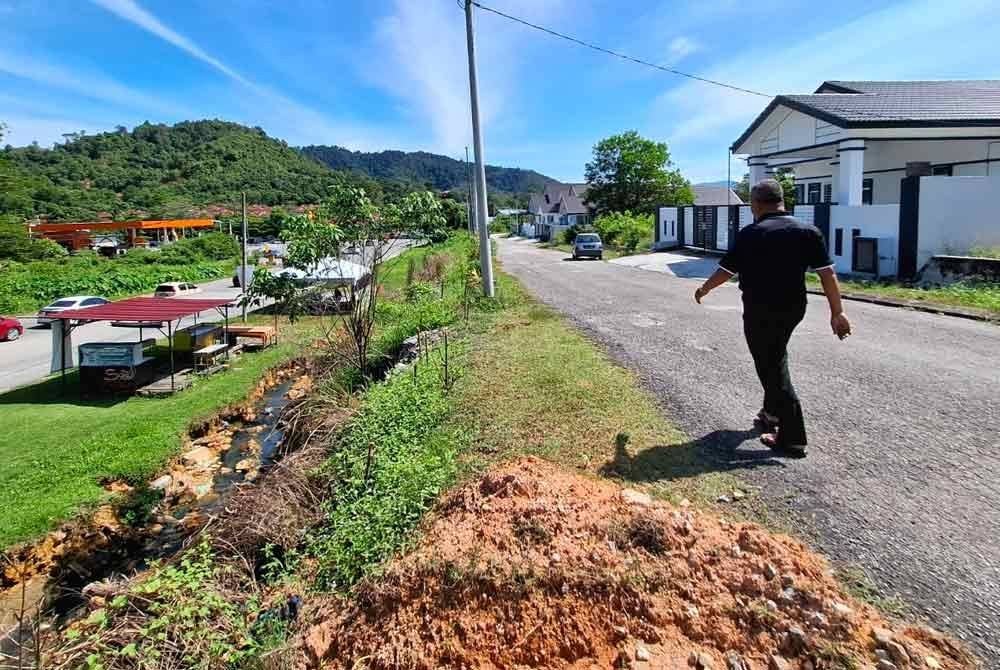 Terdapat 10 lot tapak perumahan berada hampir dengan kawasan rebakan tersebut dengan enam daripadanya telahpun siap dibina rumah.