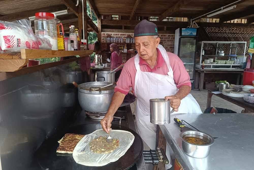Tun Ahmad sedang menyediakan martabak daging rusa.